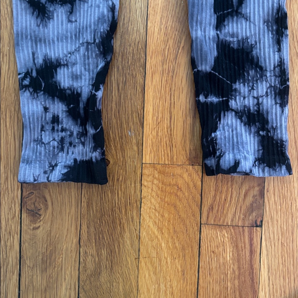 Bombshell Sportswear Black & Gray Ribbed Tie-Dye Leggings - Picture 4 of 6